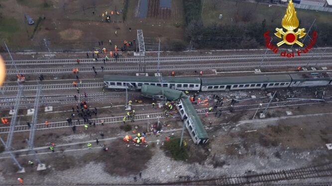 Tres muertos al descarrilar un tren en Milán
