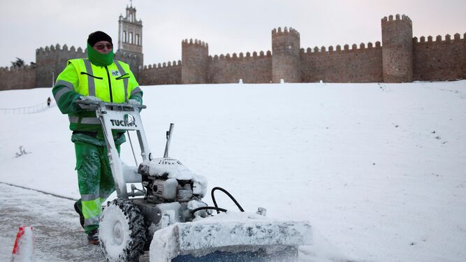 Un operario retira la nieve caída en Ávila.