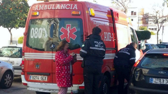 Una ambulancia en los alrededores del edificio desalojado por un incendio en la calle Real de la Jara.