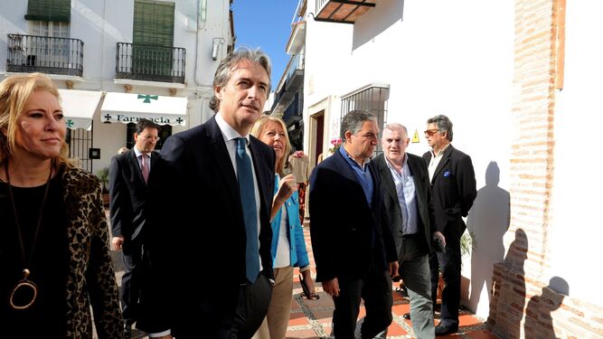 El ministro de Fomento, Íñigo de la Serna, ayer en Marbella con otros dirigentes del PP local y regional.