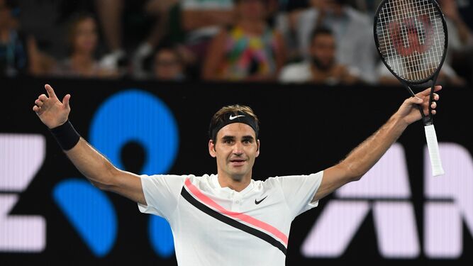 Federer alza los brazos tras ganar el partido