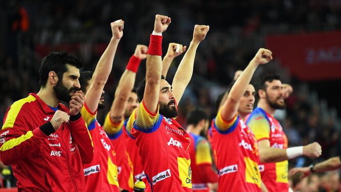 Los jugadores de España celebran su triunfo.