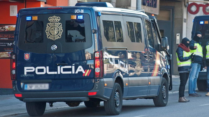 Furgón policial estacionado en una calle de Madrid.