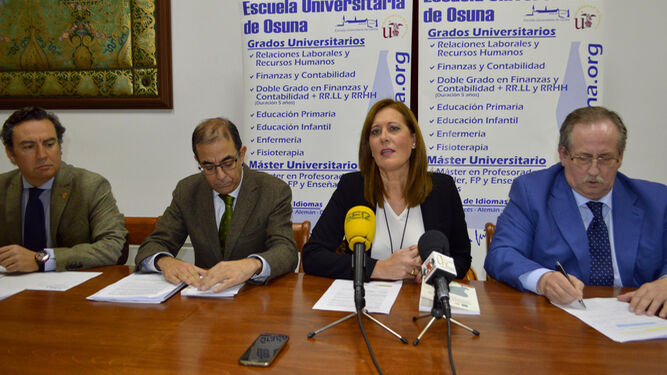 La alcaldesa y el rector de la Universidad de Sevilla, en la presentación del estudio.