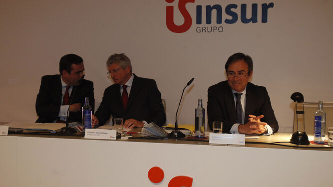 El presidente de Insur, Ricardo Pumar, a la derecha, en la última junta de accionistas.