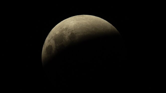 La luna se ti&ntilde;e de color rojizo en un eclipse total seguido en medio mundo