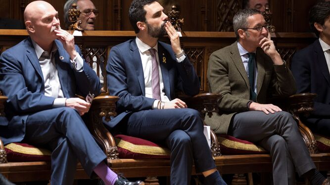 El presidente del 'Parlament', Roger Torrent, en el centro, ayer en un acto en Barcelona.