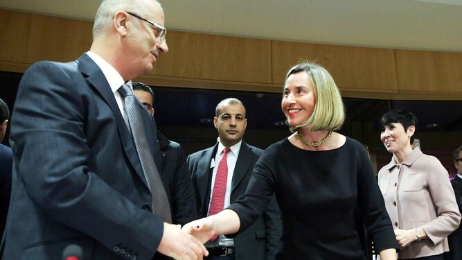 La alta representante de la UE, Federica Mogherini, con el primer ministro palestino, Rami Hamdallah, ayer en Bruselas.