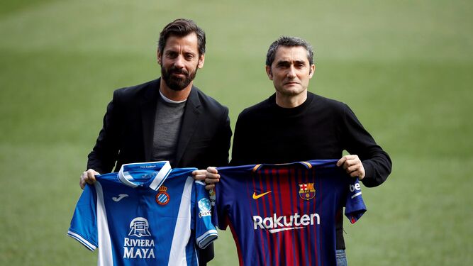 Quique Sánchez Flores y Ernesto Valverde posan para los medios de comunicación en la tradicional foto previa del derbi barcelonés.