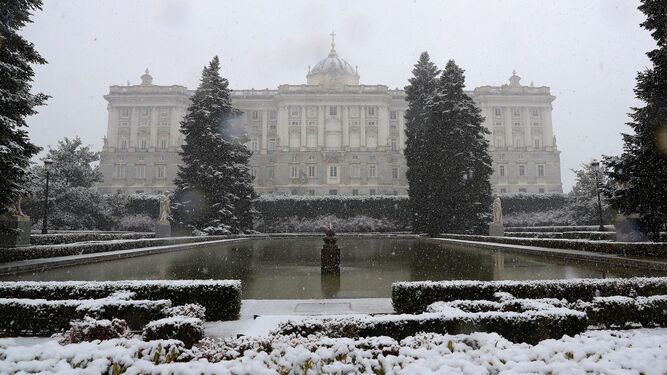 El Palacio Real cubierto de nieve.