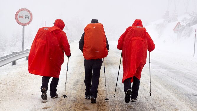 Peregrinos caminando por la nieve en Lugo