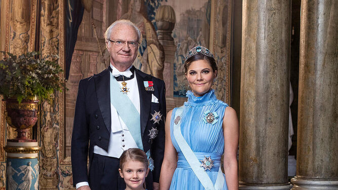 El rey Carlos Gustavo y las princesas herederas en el posado.