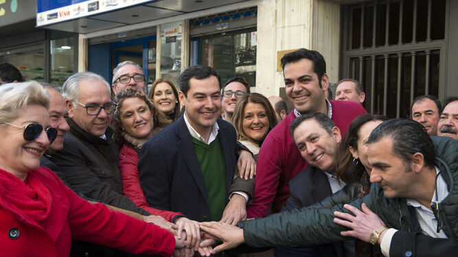 El presidente del PP-A, Juanma Moreno, visita ayer la sede del partido en Jaén.