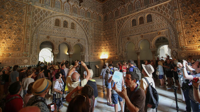 El Salón de Embajadores del Real Alcázar  repleto de turistas.