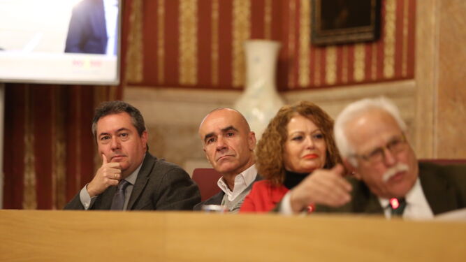 Espadas escucha la intervención de Castillo junto a los concejales socialistas Muñoz y Castaño.