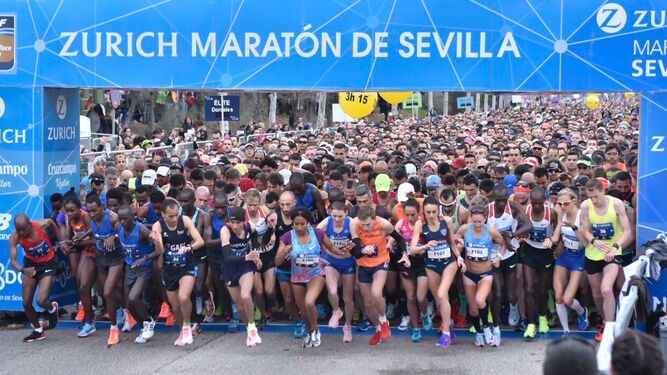 Multitudinaria salida del Maratón de Sevilla