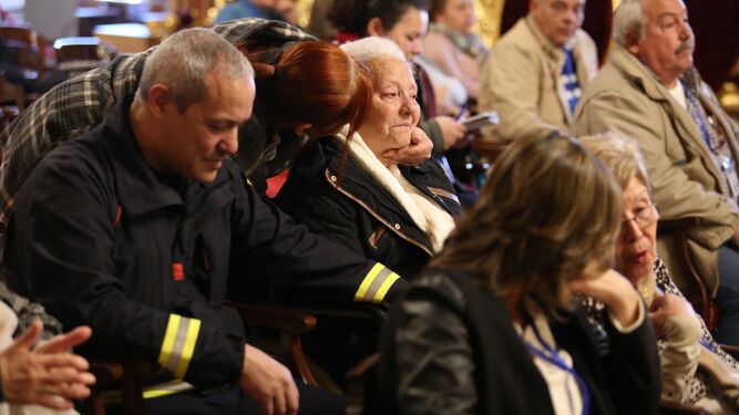 Gestos de cariño a la  viuda del bombero Joaquín Toro, durante el Pleno