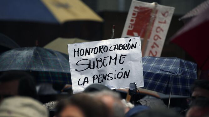 Cientos de pensionistas protestan por la congelación de pensiones en Madrid.