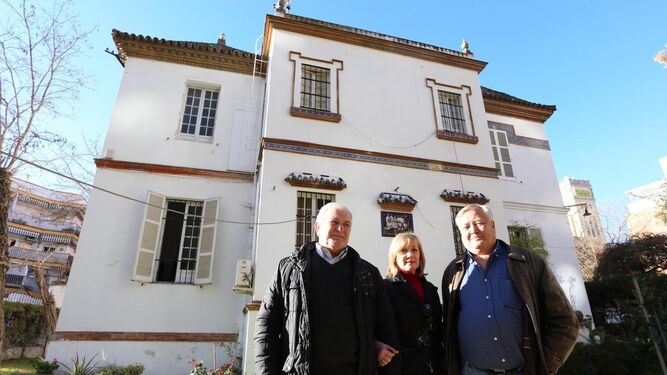 De izquierda a derecha, Jaime, María José y Pablo Gómez-Millán, bisnietos del propietario francés del Jardín.