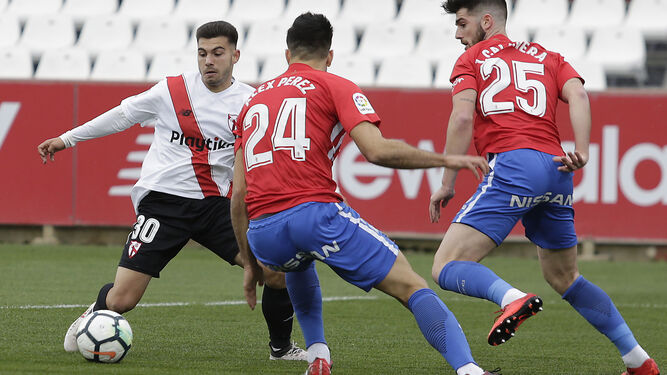 José Lara intenta marcharse de los sportinguistas Álex Pérez y Jordi Calavera.