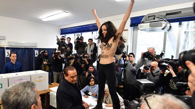 Una activista de Femen, delante de Berlusconi antes de votar