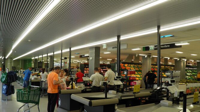 Clientes de un supermercado pagando su compra.