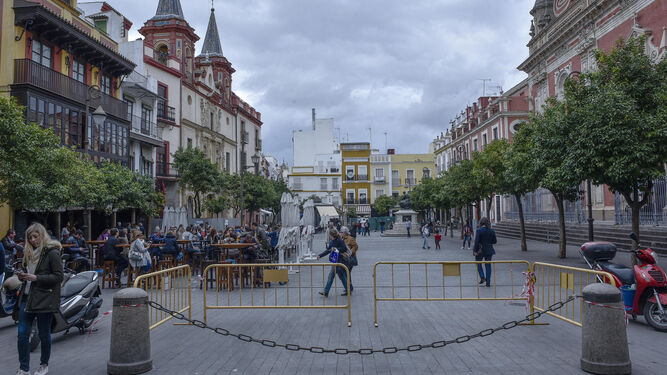 Las mesas altas podrán permanecer en la Plaza del Salvador.