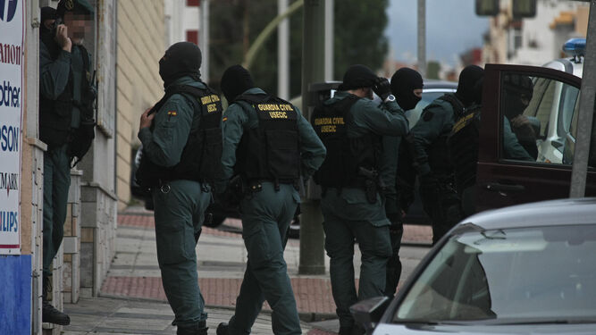 Agentes de la Guardia Civil en una operación en Algeciras.