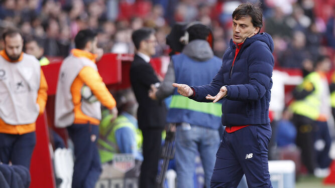 Vincenzo Montella hace un gesto de justificación dirigido al banquillo durante el partido.