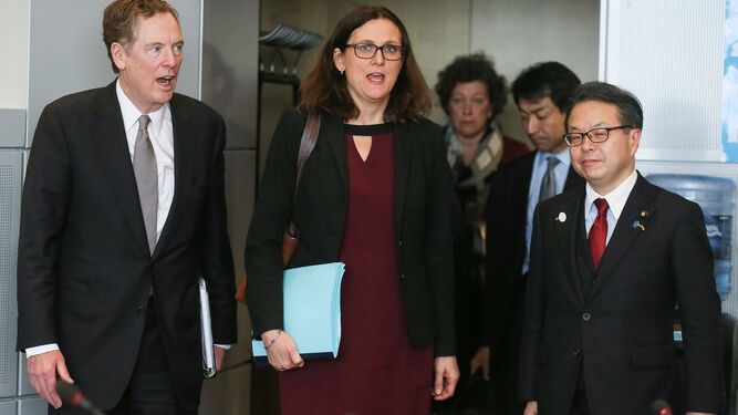 El jefe de Comercio Exterior de EEUU, Robert Lighthizer (izqda.), y la comisaria europea de Comercio, Cecilia Malmström, ayer en Bruselas.