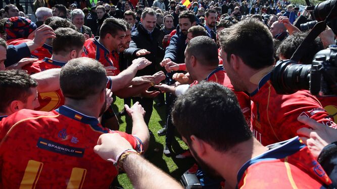 Los jugadores de la selección española de rugby celebran con el rey Felipe el triunfo ante Alemania.