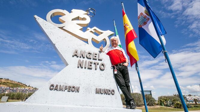 El recordado Ángel Nieto, en la curva del Circuito de Jerez que lleva su nombre.