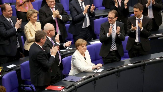 Miembros del Bundestag aplauden a la canciller alemana, Angela Merkel, tras su reelección.