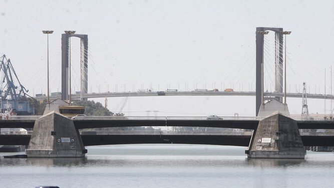 El puente de las Delicias, en primer plano, y el V Centenario al fondo.