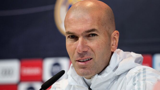 Zidane atiende a los periodistas.