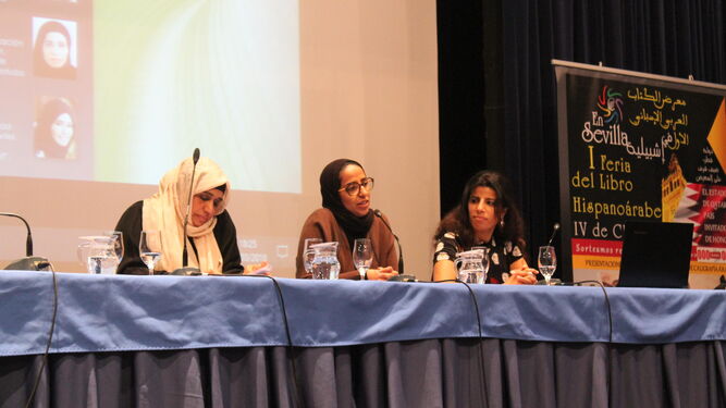1. Mesa redonda sobre la situación de la mujer celebrada durante la Feria del Libro Hispano Árabe.  1. Kumman Al-Maadeed, presidenta Departamento de Comunicación de la Universidad de Qatar.