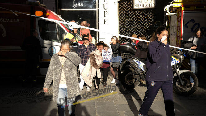 Un grupo de mujeres son conducidas por agentes fuera de la calle Cuna.