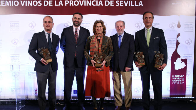 El presidente de la Diputación con los premiados a los mejores vinos.