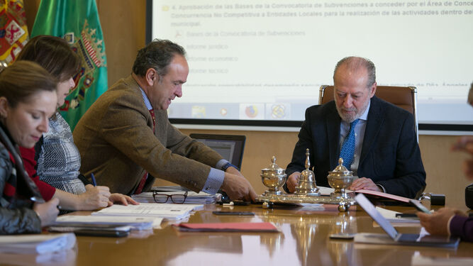 En la imagen, junto con el presidente, el secretario general de la Diputación, Fernando Fernández-Figueroa.