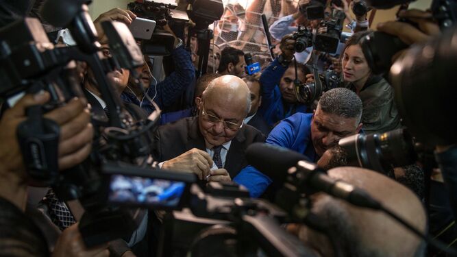 Musa Mustafa Musa, el contrincante de Al Sisi en las elecciones, en el colegio electoral de El Cairo donde votó ayer.