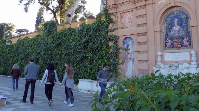 La Candelaria de día por el Paseo Catalina de Ribera, nota inédita en este heterodoxo Martes Santo.