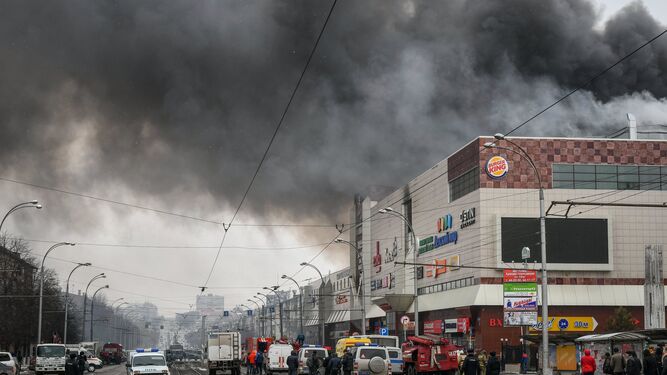 Policías rusos continuaban ayer con las labores de extinción del incendio originado el domingo en un centro comercial de la ciudad rusa de Kemerovo.