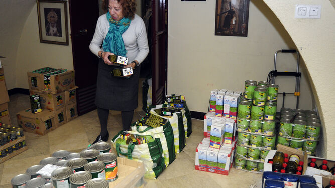 Imagen de la entrega de alimentos de la Fundación Jesús de la Pasión en las dependencias de la hermandad, antes de su traslado a la nueva sede.
