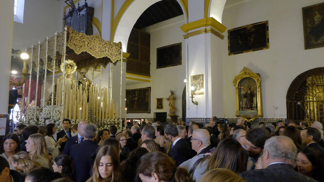 El paso de la Virgen de la Amargura en el interior de San Juan de la Palma.
