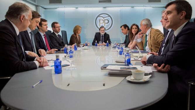 Mariano Rajoy, junto a su equipo de Gobierno en Génova.