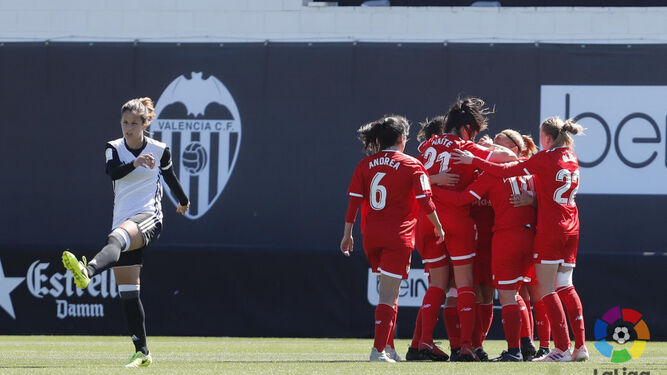 Las jugadoras sevillistas celebran el gol anotado por Nagore en el partido disputado en la ciudad deportiva del Valencia.