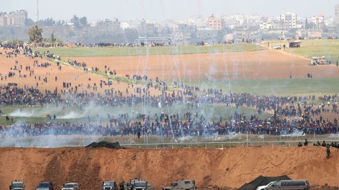 Tropas israelíes lanzan gases lacrimógenos contra palestinos durante la Gran Marcha del Retorno organizada por Hamás en Gaza el viernes pasado.