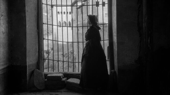 Emilia Llanos, en el Patio de Daraxa del palacio de la Alhambra.