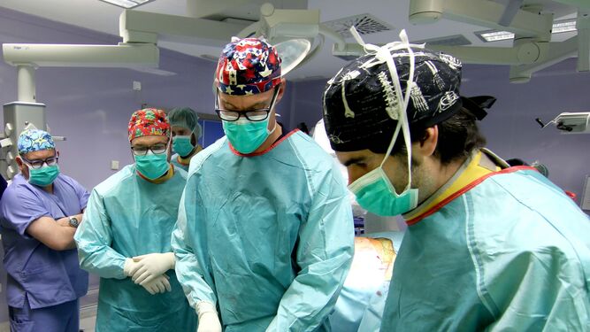 Los profesionales sanitarios durante la intervención quirúrgica.