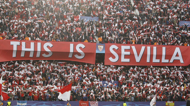 Los aficionados del Sevilla despliegan un mensaje de autoafirmación momentos antes del comenzar el encuentro.